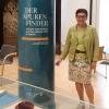 Margret Löther, 1. Vorsitzende des Fördervereins, in der Schneeberger-Ausstellung.