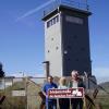 Die Erlebnisstraße der deutschen Einheit führt unter anderem zu der sanierten Grenzsicherungs-Anlage bei Gompertshausen/Thüringen. Im Bild (von links) Manuel, Elke und Andreas Erhard.