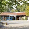 Die Grundschule Röthlein liegt idyllisch, ist aber nun in die Jahre gekommen: Eine Sanierung steht an, dazu soll sukzessive eine Ganztagsschule eingeführt werden.