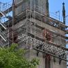 Weil das Gerüst beim Kirchturm St. Peter und Paul weiter nach unten gebaut werden musste, kann man nun auch die Kirchturmuhr sanieren