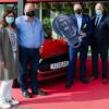 Gewinner Andrea und Peter Noller (links) freuen sich über das neue Auto, das gemeinsam von Senior Key Account Manager bei Fissler Marcel Paschke und Hausleiter von XXXLutz Würzburg Reinhard Piegsa im Zuge des Gewinnspiels übergeben wurde.