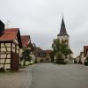 Der Dorfplatz von Rothausen mit seinem Turm der Kirche als Mittelpunkt. Viel hat sich hier im Laufe der Zeit nicht verändert.