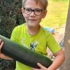 Hobbygärtner holten im September guter Ergebnisse aus ihren Gärten. So hält Ben Pfeuffer aus Sulzfeld Mitte des Monats diese Riesen-Zucchini in Händen: 53 Zentimeter lang und zwölf Zentimeter im Durchmesser.