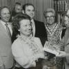 Der damalige Bürgermeister Josef Schneider übergibt 1979 der Herausgeberin und Buchautorin Christine Demel das erste gedruckte Exemplar ihrer "1. Kürnacher Ortschronik".