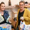 Kleidung, Hygieneartikel, Schlafsäcke:  Lisa Kilian (links) und Mona Dannenberg sammeln Hilfsgüter für das Flüchtlingslager in Moria.