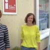 Die beiden Mitarbeiterinnen der Touristinformation Gemünden,  Reinhilde Betz und Elisabeth Halbritter (von links), freuen sich über das sehr gute Ergebnis.