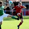 Dampfachs Tobias Düring (rechts) erreicht den Ball vor Hirschfelds Mario Kanup. Dampfach setzte sich zu Hause mit 3:1 durch.