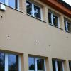 Viele kreisrunde Löcher haben Buntspechte in die Nordfassade der Sulzheimer Grundschule gehackt und sich dahinter eingenistet.