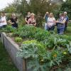 An der Bischofsheimer Hauswirtschaftsschule soll ein Lehrgang für Gartenbäuerinnen angeboten werden. Der Lehrgang bietet Grundlagen des Gartenbaus und der Gartengestaltung sowie Informationen zu Angebotsentwicklung und -gestaltung, Kommunikations- und Präsentationstechniken aber auch Kalkulation und Vermarktung. Das Bild zeigt die aktuell Studierenden im Garten von Elisabeth Damm in Oberstreu, wo sie sich über die Aufgaben einer Gartenbäuerin informierten.