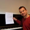 Eduard Resatsch an seinem heimischen Klavier, an dem er das „Sitzkissen-Konzert“ komponiert hat.