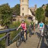 Radler auf der Tauberbrücke in Wertheim: Der Main-Tauber-Fränkische Rad-Achter feiert im Jahr 2021 sein 30-jähriges Bestehen.