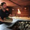 Saunameister Tobias Bräuninger hat sich neue Spezialitäten ausgedacht. Wedeln darf er nach dem Aufguss nicht mehr. Aber über eine brennende Eiskugel staunen die Besucher im Aqua-Sole mindestens genauso.