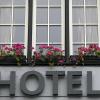 Nordrhein-Westfalen, Köln: Der Schriftzug "Hotel" steht unter einem Fenster. Die Bundesländer haben ein Beherbergungsverbot für Urlauber aus inländischen Corona-Risikogebieten beschlossen.