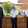 Zur Diamantenen Hochzeit des Ehepaares Gunhilde und Manfred Stockinger in Rohrbach gratulierte Bürgermeister Michael Hombach (links) im Namen der Stadt Karlstadt mit einem Präsent.