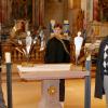 Zwei Engel mit Flügeln aus Edelstahl stehen jetzt in der Karlstadter Spitalkirche. Die beiden Künstler Wolfgang Merklein (lins) und der junge Spengler Florian Lummel (Mitte) stellten die Werke gemeinsam mit Stadtpfarrer Simon Mayer vor.