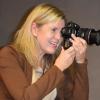Nicht hinter der Kamera, sondern davor zu stehen ist für einen Fotografen höchst ungewohnt. "Von mir selbst gibt's nur wenig gute Bilder", meint Christiane Lurz, die sich hier dennoch in ihrem Fotostudio in der Kulisse ablichten ließ, in der sie in 24 Jahren  unzählige Kinder fotografiert hat. 