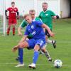Ließ sich kaum vom Ball trennen: Doppeltorschütze Frederic Moenkenberg (TV Jahn Schweinfurt), der hier die DJKler Andreas Vogt und Spielertrainer Michael Reugels (hinten) beschäftigt.