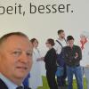 Landrat Thomas Bold bei einem Pressetermin im April 2018 vor dem Plakat der Standortkampagne des Landkreises im Landratsamt.