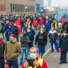 IG-Metall-Protestaktion: An die tausend Metaller protestierten am Dienstagmorgen in der Ernst-Straße gegen die Sparprogramme der Unternehmen. Zwei weitere Protestaktionen gab es zeitgleich in der Röntgenstraße und in der Fritz-Drescher-Straße. 
