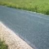 Die neue Wegedecke wird aufgetragen. Die neue Wegedecke wird aufgetragen.