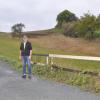 Freuen sich über das gelungene Pilotprojekt: Bürgermeister Johannes Grebner (links) und Jagdvorsteher Jürgen Baumann auf dem mit einem Bitumenspritzverfahren hergerichteten Feldweg in der Gemarkung Weipoltshausen.