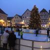 Eine Kufengaudi wird es auf dem Marktplatz auch heuer geben. Das Foto wurde 2018 aufgenommen.