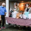 Ein voller Erfolg: Mona Dannenberg (Mitte) und Lisa Kilian (rechts) haben am Freitagabend zahlreiche Spenden gesammelt, die an die Geflüchteten in den griechischen Flüchtlingscamps gehen sollen.