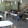 Kantine in Corona-Zeiten: So wie bei der Regierung von Unterfranken in Würzburg wurden auch in Unternehmen und Behörden Tische ausgedünnt.