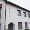 Nach über 30 Jahren war es an der Zeit, die energetische Ausstattung des Sandberger Rathauses zu erneuern. Das Gebäude hat nun auch einen Schriftzug bekommen.