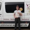 Jona Bauer (Mitte) ist bester Junggeselle der Zimmerer-Innung Würzburg-Kitzingen. Obermeister Hermann Lang (li.) und Juniorchef Marco Weckbart gratulieren.