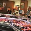 Katja Dallmann, Inhaberin von Elviras Bauernladen, steht hinter der Wursttheke. Ihr Mann hat das Fleisch hergestellt.