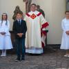 Die Kommunionkinder von Rodenbach zusammen mit Kaplan Elsesser.