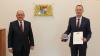 Regierungspräsident Dr. Eugen Ehmann (links) überreicht die Kommunale Verdienstmedaille in Bronze und die dazugehörige Urkunde an Michael Ziegler (rechts).