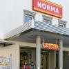 Die Norma-Filiale in der Würzburger Zellerau lässt die EInhaltung der Maskenpflicht von einen Türsteher kontrollieren.