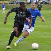 Karl Ekollo (Geesdorf) setzt sich gegen Frohnlachs Spielertrainer Marcel Burkard durch. Wenn Geesdorf über außen schnell nach vorne spielte, entstanden aussichtsreiche Situationen. Karl Ekollo (Geesdorf) setzt sich gegen Frohnlachs Spielertrainer Marcel Burkard durch. Wenn Geesdorf über außen schnell nach vorne spielte, entstanden aussichtsreiche Situationen.