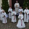Die Kommunionkinder mit Kommunionkerze (v.l.): Ferdinand Stiglmeier, Emil Endres, Yannik Ressin (Mädelhofen), Frieda Dürr, Stella Marie Gehr, (ganz vorne) Sophie Parilla-Lux, Julian Hartmann.