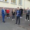 Bürgermeister Lukas Braun (Zweiter von links), Stadtbaumeister Tobias Blessing, die Oberlaudaer Stadträte Jochen Groß und Fabian Bayer überzeugten sich gemeinsam mit Jugendlichen vor Ort vom neuen Gratis-WLAN.