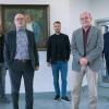Drei Generationen der Geschäftsleitung von Uhl Stahl- und Metallbau (von links): Frank Schneider, Johannes Schneider,  Josef Schneider (als Porträt an der Wand), Thomas Schneider, Heribert Schneider und Marko Graf.