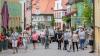 Einen Bummel ohne Maske  - wie hier im Juli - wird es in nächster Zeit in der Volkacher Innenstadt nicht geben. An stark besuchten Plätzen in Kitzingen und Volkach muss jetzt ein Mund-Nasen-Schutz getragen werden.