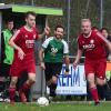 Wenig zu lachen hatten Michael Zimmermann (Mitte) und der SV Herschfeld beim 1:2 gegen die SG Oberelsbach/Ober-Unterwaldbehrungen (links Linus Hemmert, rechts Ronny Sitzmann).