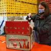 Stephanie Meinecke, Abteilungsleitung Dachmarke der Rhön GmbH beteiligte sich auch beim Verpacken des Rhöner Bier Kalenders.