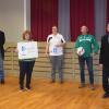 Das Gütesiegel des BLSV und einen Fußball überreichten Rainer Lochmüller (links) und Klaus Eisenmann (rechts) an Jutta Hochrein, Ewald Then (2. von rechts) und Fabian Reinhart.