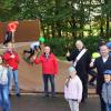 Daumen hoch für ein tolles, gefördertes Kleinprojekt: die neue Miniramp im Skaterpark. Die kommt gut an, das zeigen die jungen Skater mit  Kilian Wahler (oben links) sowie von links: die Gemeinderatsmitglieder Stefan Weidinger, Sabine Braun und Steffen Scholl, 2. Bürgermeister Gerhard Then, Diakon Thomas Weiß und Bürgermeister Christian Keller.
