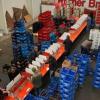 Die Mitarbeiter der verschiedenen Brauereien arbeiten beim Befüllen der Bier-AdventskalenderHand in Hand. Die Mitarbeiter der verschiedenen Brauereien arbeiten beim Befüllen der Bier-AdventskalenderHand in Hand.