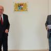 Regierungspräsident Eugen Ehmann (links) überreichte die Kommunale Verdienstmedaille in Bronze und die dazugehörige Urkunde an Karl Heinz Bein.