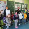 Bäckermeister Axel Schmitt (Mitte) übergab an der Grundschule Gerolzhofen fünf Raumluftreiniger an Rektor Helmut Schmid (links). Mit im Bild einige Grundschüler mit ihrer Lehrerin Kathrin Wagenhäuser (rechts).