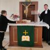 Pfarrer Oliver C. Habiger erinnerte an die Deportation der Wenkheimer Juden vor 80 Jahren. Christiane Bopp vom Verein "die schul" Synagoge Wenkheim steckte die Papierstreifen mit den Namen in die "Klagemauer".