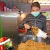 In den vergangenen Wochen machten bereits zahlreiche Händler in Königshofen Halt. Im Bild der Thai-Imbiss von Sonja Eckl-Gruber. Die "Mini-Messe" geht nun weiter.