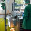 Ein Patient wird im  Ambulanten Operationszentrum des Leopoldina-Krankenhauses  auf einen Eingriff vorbereitet. 