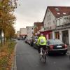 Durch parkende Autos bleibt im Beethovenweg in Mellrichstadt nur eine Fahrspur frei. Die Stadt überlegt daher, die Straße zur Einbahnstraße zu machen. Ein Weg für Radfahrer könnte dazu auf dem angrenzenden Grünstreifen asphaltiert werden. 